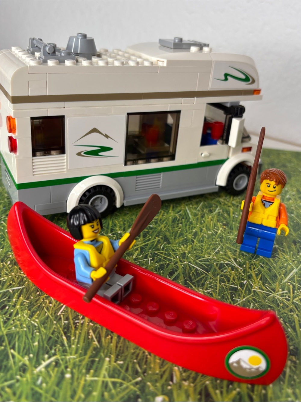 Lego Camper Van Set 60057 with Red Canoe - Picture 6 of 12